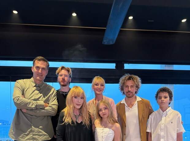 Певица Орбакайте с мужем Земцовым и сыном прилетела на 77-летие Пугачевой