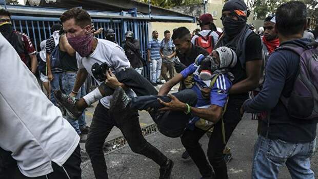 Протестующие во время столкновения с Национальной гвардией Венесуэлы в Альтамире, районе Каракаса