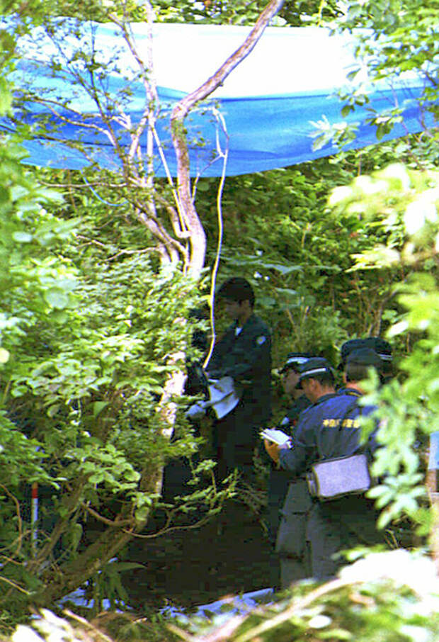 Полиция на одном из мест захоронения останков Цуцуми Сакамото и его семьи, 1995 год. Фото: Kyodo News / AP