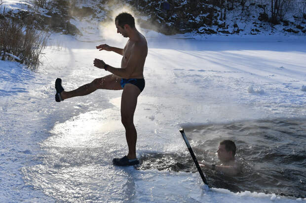 Леонов: от купания в проруби стоит отказаться при нерегулярном закаливании