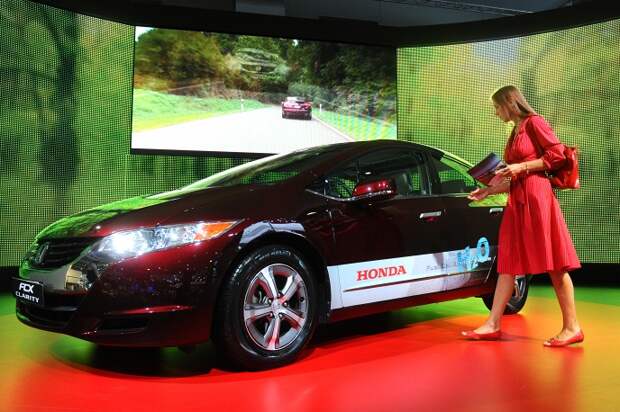 Honda FCX Clarity с двигателем на водородных топливных элементах. С 2008 года в ограниченных количествах продается в Японии и США