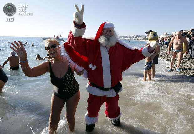 Франция. Ницца. 15 декабря. Перед в рождественским заплывом. (AFP PHOTO/VALERY HACHE)