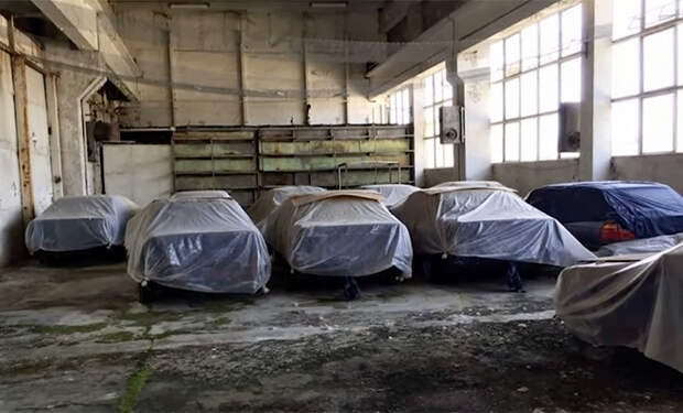Машины спрятали на складе и забыли на 25 лет: тайник случайно нашел обычный уборщик
