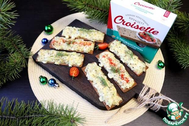 Горячие бутерброды с луком на хлебцах