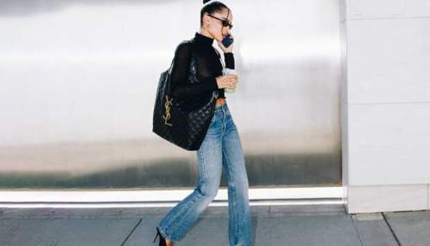 Зои Кравиц с новым шоппером от SAINT LAURENT в стиле Бэтмена