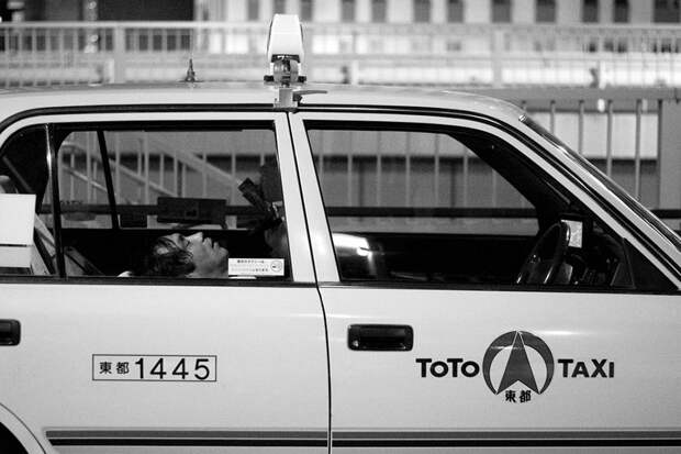 japan-street-photography-98-580a0191a826d__880