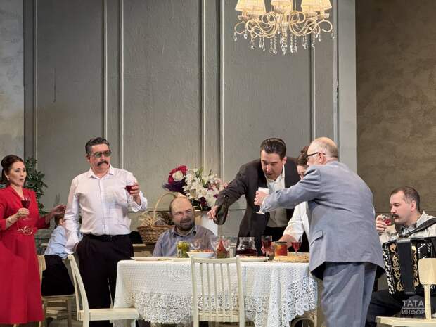 В театре Тинчурина состоялась премьера спектакля Айдара Заббарова «Мама приехала»