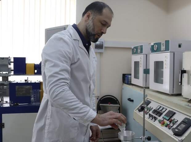 А.Л. Слонов смешивает химические вещества. Фото: руководитель Медиа-центра КБГУ Армина Владимировна Каспарова