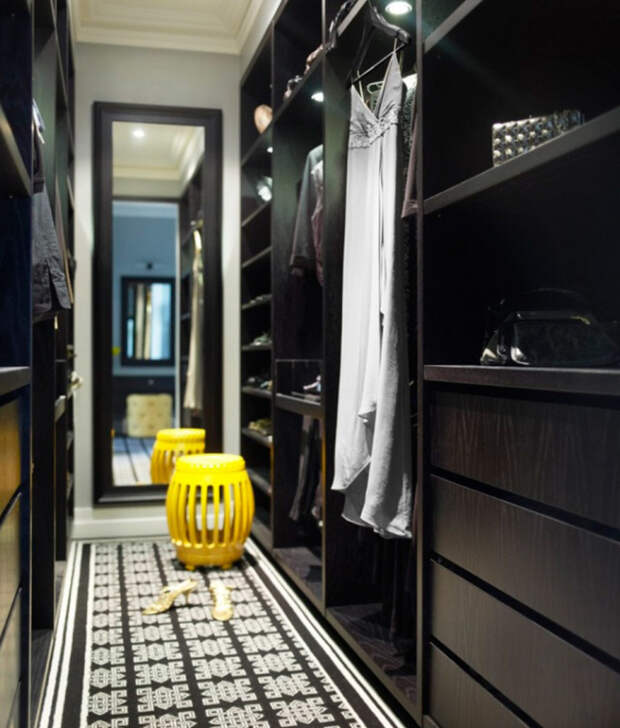 Контрастная мебель в гардеробной поможет зонировать пространство