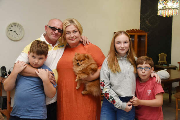 Семья Ольги Аркель: муж, дети и собачка. Фото: Яир Саги