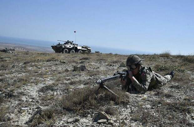 Т-90 с турецким флагом: военные в Азербайджане позируют на фоне российских танков