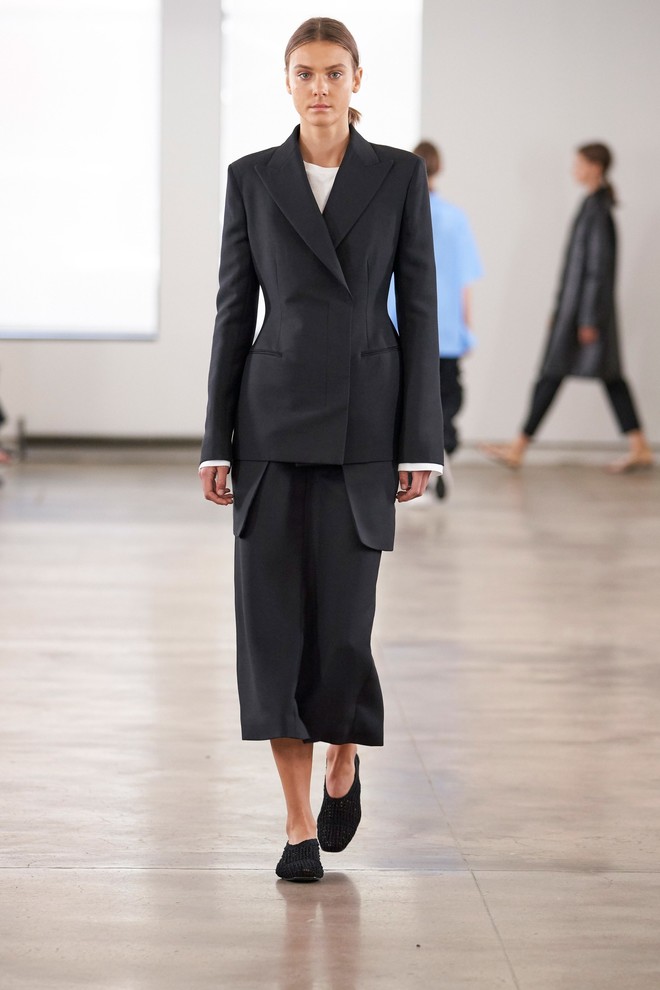 Правильные рубашки и юбки из необычного кружева: The Row RTW Spring 2020 (фото 13.2) The Row (фото 8.2)