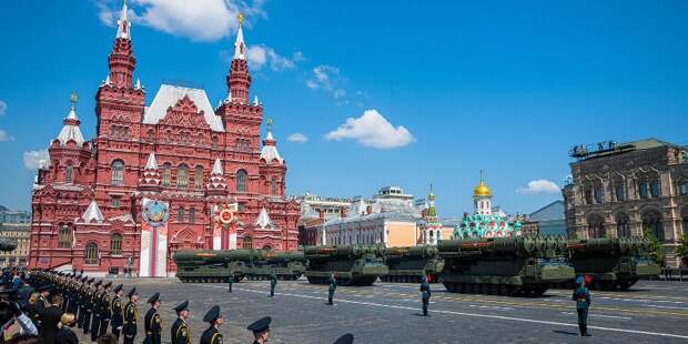 Оркестр московских спасателей поздравил ветеранов с парадом Победы