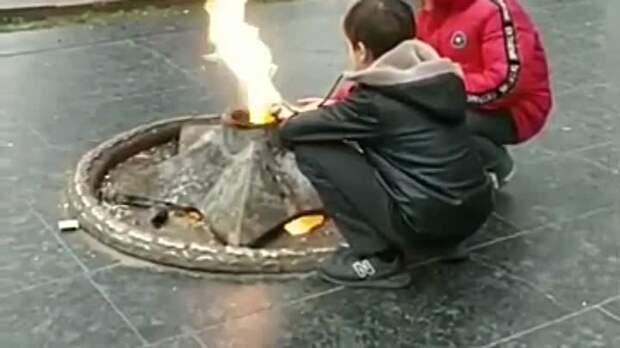 Это дагестанские подлростки жарят курятину на Вечном огне