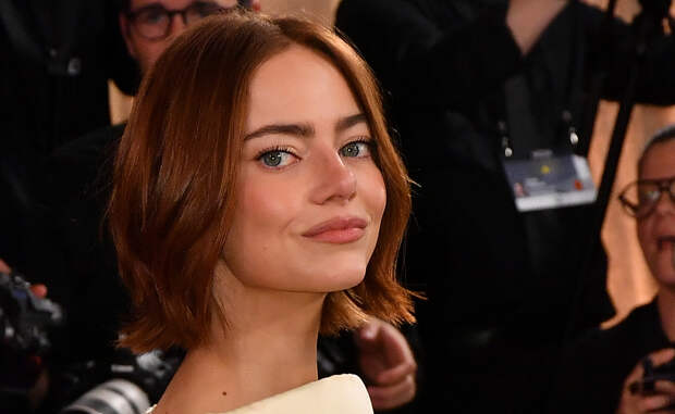 Актриса Эмма Стоун вышла в свет в платье с глубоким декольте