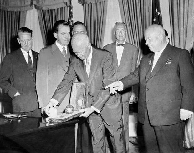 В 1959 г. Хрущёв подарил Эйзенхауэру вымпел - копию станции, доставленной на Луну.