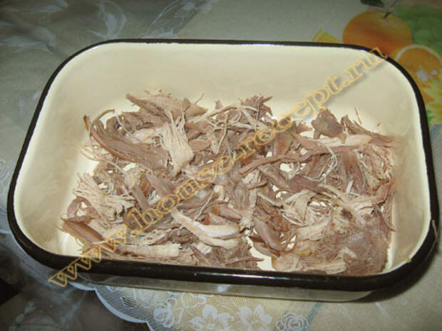 Заливаем бульоном мясо