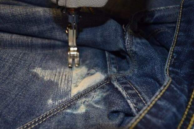 Как аккуратно и незаметно зашить нитку на джинсах 2