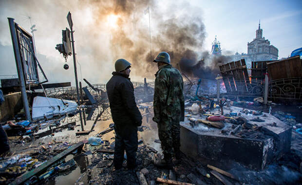 Сторонники оппозиции на площади Независимости в Киеве, где начались столкновения митингующих и сотрудников милиции