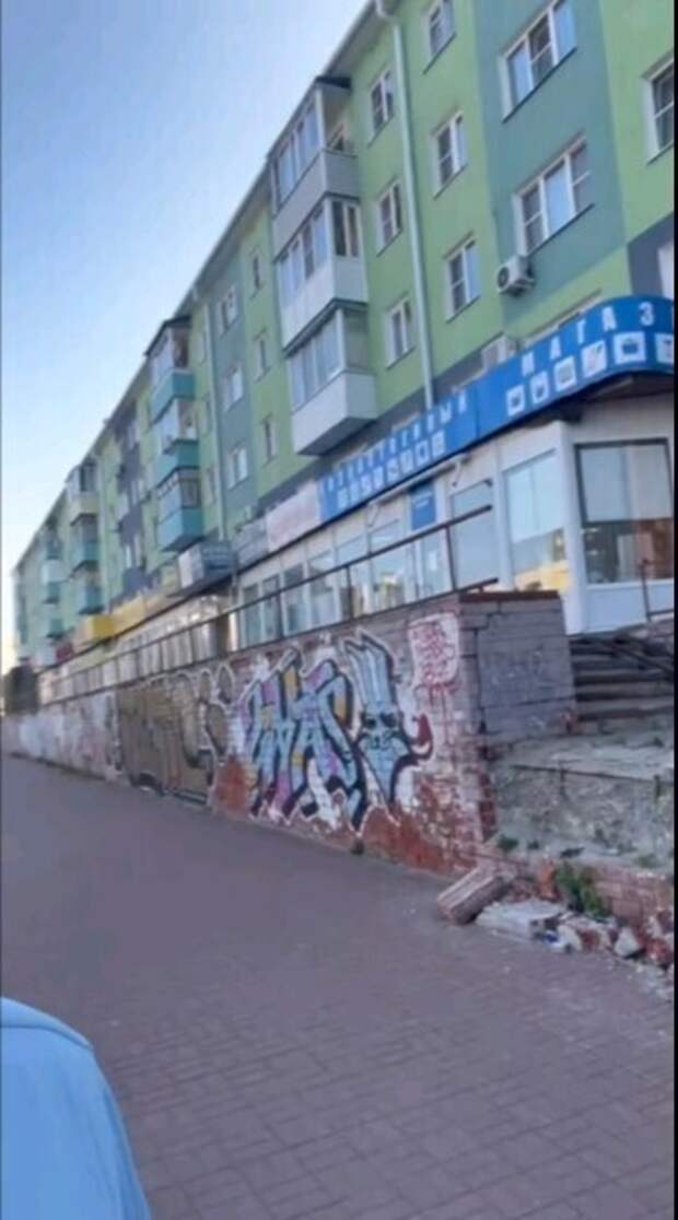 Дмитрий Денисов дал поручение ускорить ремонт стены у дома на улице Марата