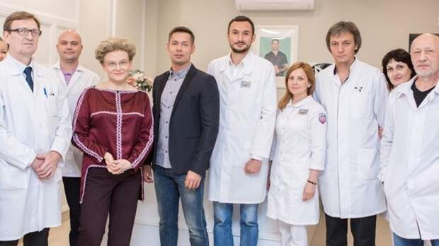 Стас Пьеха вместе с коллективом своей клиники и Еленой Малышевой Стас Пьеха вместе с коллективом своей клиники и Еленой Малышевой
