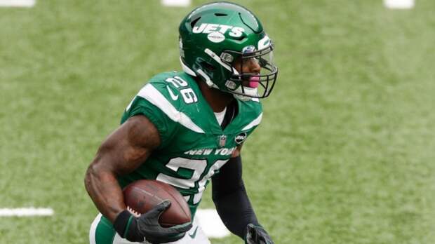 Le'Veon Bell running with the ball