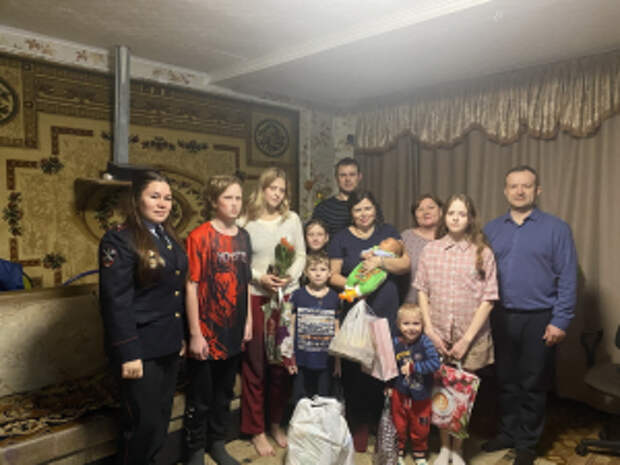 В Татарстане сотрудники полиции присоединились к акции «8 Марта - В каждый Дом»