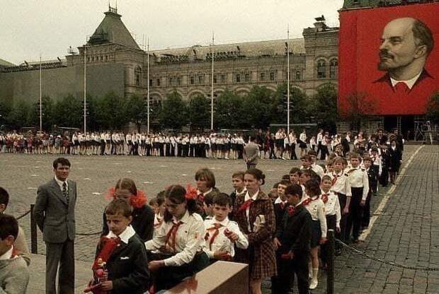1975 год. Мocква. Пионepы идyт в мaвзoлей.jpg