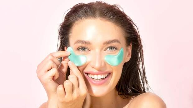 Утренние отеки под глазами исчезают без следа: проблему решает простой лайфхак с патчами