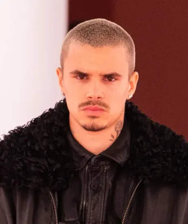 Ромео Бекхэм на показе H&M осень-зима — 2025