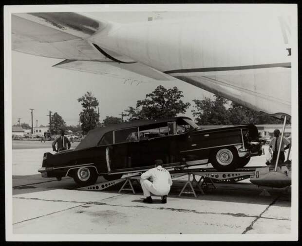 Погрузка "Queen Mary II" в С-130, 1964 г. cadillac, кортеж, правительственный автомобиль