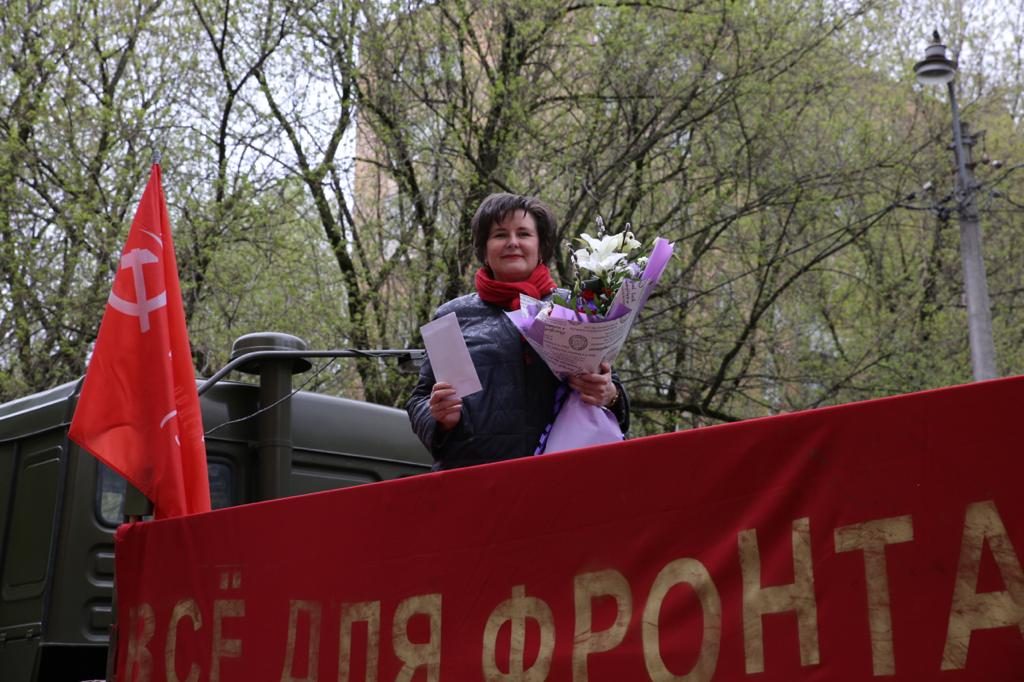 Светлана Разворотнева передала письма от детей московским ветеранам / Фото: Сергей Харламов