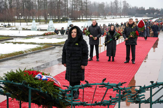 Матвиенко посетила Пискаревский мемориал в День полного освобождения Ленинграда