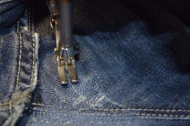 Как аккуратно и незаметно зашить нитку на джинсах 5