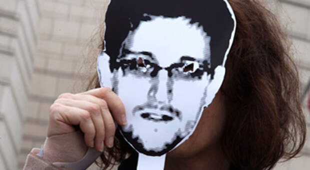 Россиянки предлагают Сноудену жильё и брак