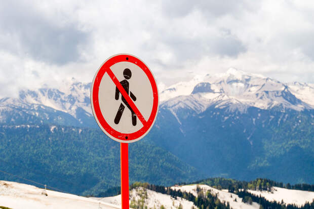 В Красноярском крае из-за схода снежной массы ограничено движение на трассе