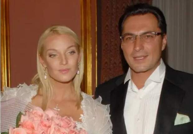 “Чмо и кошелка живут на мои деньги”: Волочкова жёстко среагирована на рождение ребёнка у бывшего мужа