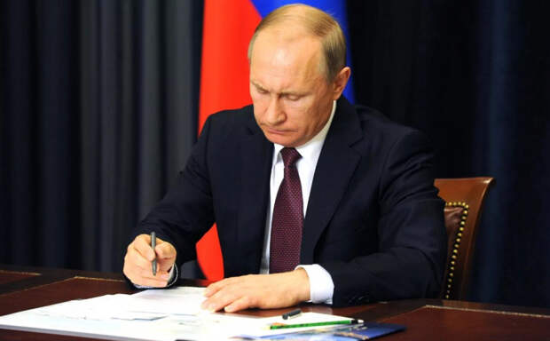 Путин подписал закон, запрещающий чиновникам иметь двойные подбородки