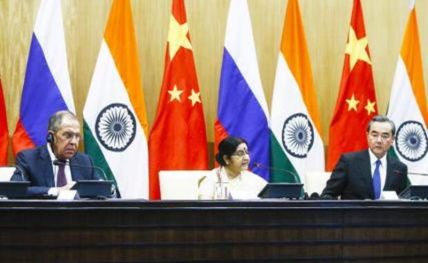 На фото: министр иностранных дел РФ Сергей Лавров, министр иностранных дел Индии Сушма Сварадж и министр иностранных дел Китая Ван И (слева направо)