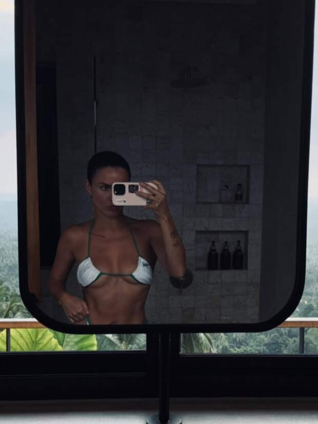 Zivert снялась в бикини на отдыхе на Бали