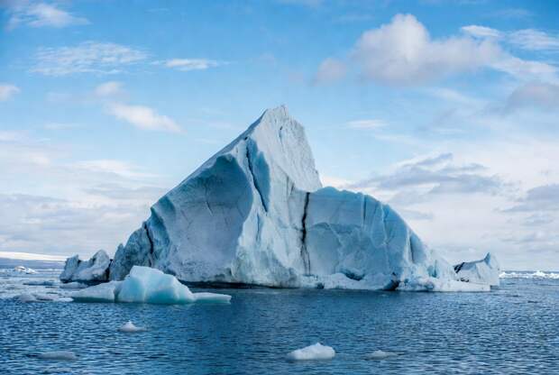 Уникальные космические фотографии демонстрируют размеры гигантского айсберга