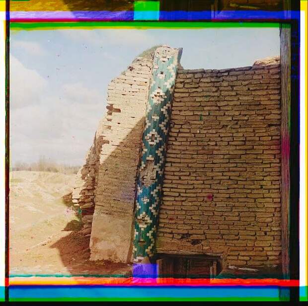 Kolonka snaruzhi s protivopolozhnoĭ ot vkhoda storony. Shakh-Zinde. Samarkand.