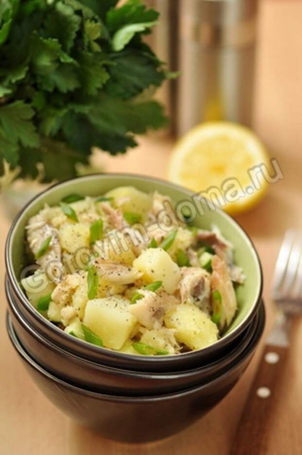 Картофельный салат с копченой скумбрией и яблоком