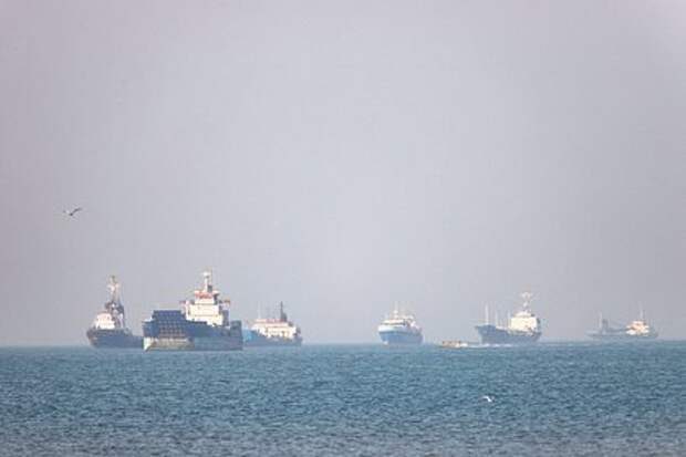 Неизвестный снаряд поразил британское грузовое судно в Ормузском проливе
