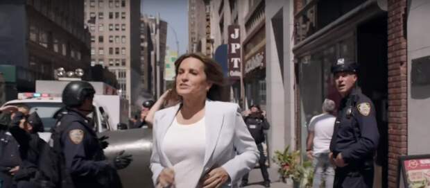 Benson running down the street while uniformed cops stare at her on Law & Order: SVU Season 26 Episode 5