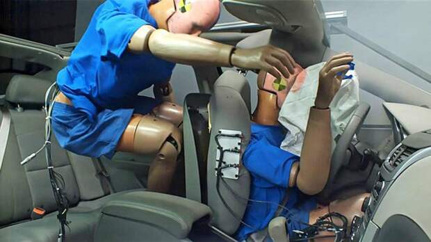 Непристегнутый на заднем сидении пассажир может нанести травмы остальным пассажирам и водителю// данные краш-тестов
