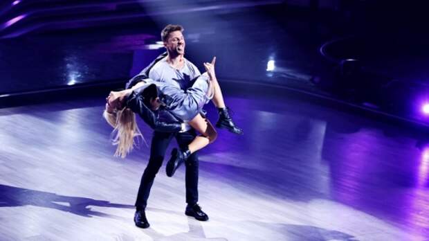 Лазарев и Осипова стали победителями нового сезона шоу "Танцы со звездами"