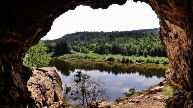 Вид из пещеры на реку Чусовую