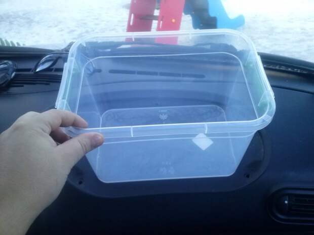 Для емкости будущего бардачка я использовал пластиковый контейнер на 6,5 литров. Берем его и обводим контур маркером. Шнива, бардачок, нива, тюнинг