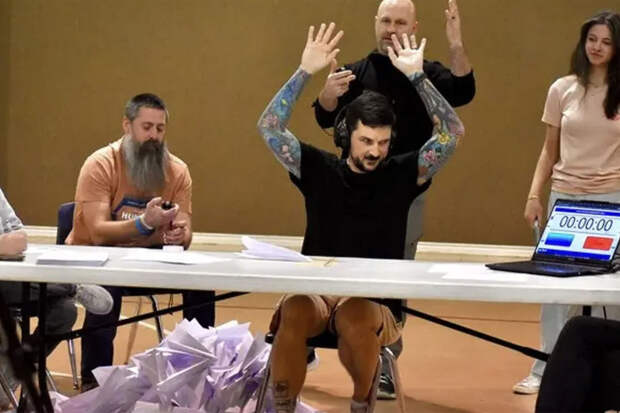 UPI: американец собрал за час 250 бумажных самолетов и установил мировой рекорд